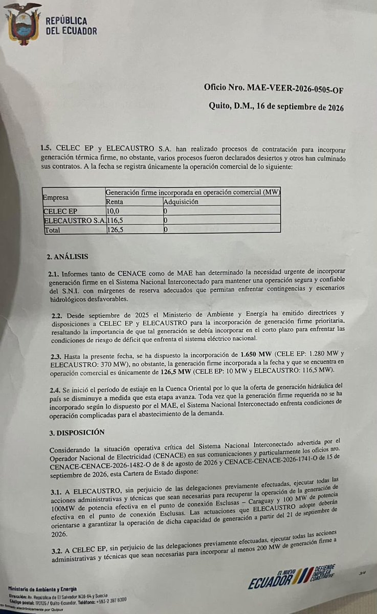 alvatin18's tweet photo. #ATENCIÓN | Hoy, en @ElBalance_EC, expusimos el Plan de Operación del Sistema Nacional Interconectado (SNI) del #CENACE, con vigencia entre abril de 2026 y marzo de 2028, en el que se analiza la fragilidad del parque termoeléctrico frente a escenarios de estiaje.
El informe, realizado con corte a junio de 2026, indica que el Gobierno de @DanielNoboaOk únicamente ha incorporado 509 MW de generación, entre septiembre de 2024 y abril de 2026, en su mayoría atribuibles a mantenimientos y arrendamiento de energía.
En esa lista, se encuentran los contratos de alquiler de barcazas con Karpowership, —uno de ellos, al menos, gestionado directamente por la exministra, Inés Manzano, quien amenazó al entonces gerente de ELECAUSTRO con desvinculaciones si no flexibilizaba las condiciones contractuales y suprimía requisitos legales como la domiciliación de la empresa— además de la recuperación parcial de unidades indisponibles. Es decir, ni un solo megavatio de generación en firme instalado en toda la administración de Noboa.
Lo que es peor, el CENACE señala que, al comparar los 509 MW de generación alquilada y recuperada con la necesidad de 1510 MW para el estiaje 2025-2026, “se identifica la necesidad de incorporar, al menos, 1001 MW de generación firme”. Algo que evidentemente no ha ocurrido.
El Operador Nacional de Electricidad también advierte que la demanda, cada año, se incrementa en aproximadamente un rango de 390 MW. En consecuencia, al no haberse concretado ningún proyecto termoeléctrico, la demanda total acumulada alcanza los 1391 MW de déficit.
En julio de este año, Noboa prometió la incorporación de 920 MW, de los cuales apenas 126,5 MW se encuentran en operación comercial y corresponden a generación de renta. Una variable que contrasta con los 1650 MW que el Ministerio dispuso que se incorporen; esto es, apenas el 7,7% de lo esperado.
En este enlace, toda la investigación sobre la enorme deuda energética de Noboa con Ecuador. ⤵️