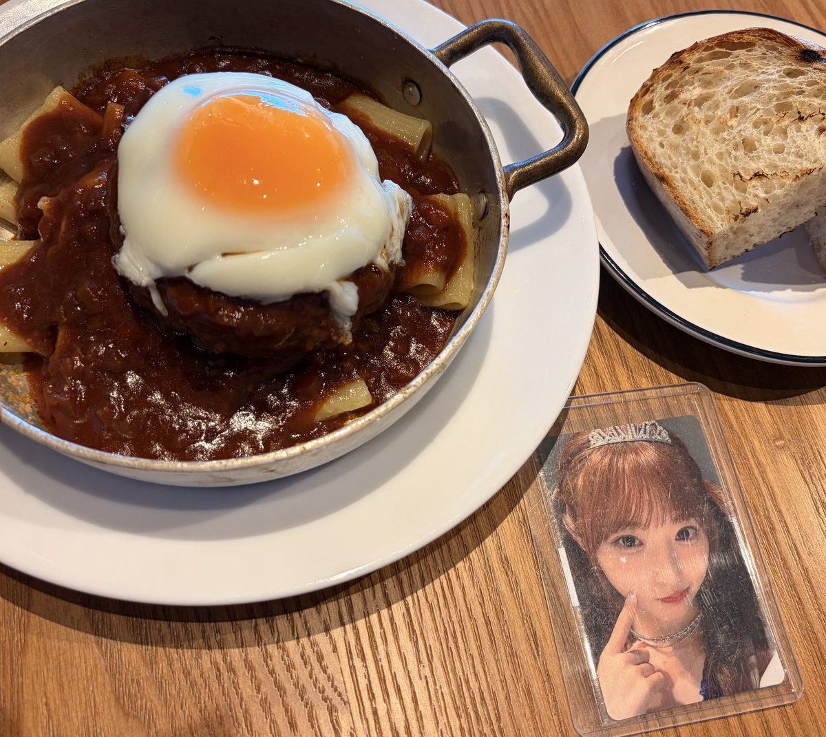 SUMOOWITH's tweet photo. 為了在活動上和成員們說話，我請朋友幫我準備一些韓語和日語
 
拉著不是Lightsum粉絲的人當翻譯，朋友說，她也產生一些感情了，問我下週打歌要怎麼參加？
 
打動我朋友的，是因為Lightsum是一個「有故事」的團體。而《Re:idol》最需要小心處理的，是必須同時面對老粉絲和新粉絲
 
老粉絲知道團體低潮，知道Produce48的傷害，但新粉絲不能一來就要消化這些
 
追星都是為了開心，新粉絲沒有義務承擔一個陌生偶像的生命史。所以要有新粉絲，就必須製造笑聲
 
飯圈有時會把認識苦難變成喜歡一個人的資格審查，但新來的人沒有「我必須拯救她們」的責任。Lightsum的故事，應該讓來的人自己去認識。所以ABEMA 紀錄片記錄成員內心的掙扎，專輯和見面會負責快樂，兩條路分開，來的人可以只走其中一條
 
所以新粉絲可以一直笑，老粉絲也可以一直哭（當然老粉絲也會笑啦，但大概是邊哭邊笑吧，我猜）
 
專輯也做得很好。把可愛的青春，和深沉的寄語，都分別放在五首歌裡了
 
不過任何正確的事，都要經歷適應期
 
有年輕女孩說，活動現場的粉絲組成很陌生，性別和年齡都變寬了。但我相信，這是企劃做得好，才會發生的事情

＊＊＊

反倒是我自己，做了一件很糟糕的事😓
 
大阪活動結束後，所有成員出來謝幕鞠躬
 
我趴在二樓欄杆，從上往下看，不禁有點感傷。「新粉絲拜託要再回來啊！」默默在心裡這麼呼喊
 
我舉高手機拍散場的人。鏡頭其實是對著廣場，可是當成員們走進舞台後方，被牆板遮起來的休息區，YU-JEONG居然抬頭，揮手跟我說再見
 
必須說，舞台是一個粉絲要尊重偶像的界線，舞台背面的休息區，是不該用鏡頭拍攝的區域（但我當時是在拍廣場上的人，我發誓）而YU-JEONG誤以為我在拍她，還揮手對我微笑
 
也許YU-JEONG沒有想這麼多，但我真的覺得很抱歉
 
這個誤會，也成為我會銘記的時刻。YU-JEONG盡可能地善待粉絲，即使她可以感到被侵犯或生氣，這完全都可以，但她卻沒有這麼做
 
＊＊＊
 
回到台灣後，我感冒了，躺在床上滑別人拍的影片
 
看許多人貼出吃飯和坐車的影片，有好吃的拉麵、大阪燒、咖哩飯，和新幹線……。不知為何，跟拍攝成員的飯拍一樣好看啊
 
為了喜歡的偶像動起來，還有什麼比這更幸福呢？
 
喜歡偶像，也在意那些和自己一起喜歡她們的人，是這樣的心情
 
同時也默默許願，我下次一定要吃能拍照的東西。在排隊區旁邊的漢堡義大利麵已經是最好的一餐了，其他都是吃便利商店，拍出來也未免太可憐

#LIGHTSUM