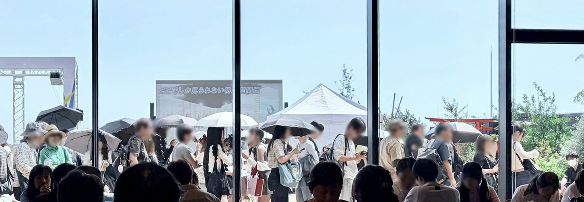 SUMOOWITH's tweet photo. 為了在活動上和成員們說話，我請朋友幫我準備一些韓語和日語
 
拉著不是Lightsum粉絲的人當翻譯，朋友說，她也產生一些感情了，問我下週打歌要怎麼參加？
 
打動我朋友的，是因為Lightsum是一個「有故事」的團體。而《Re:idol》最需要小心處理的，是必須同時面對老粉絲和新粉絲
 
老粉絲知道團體低潮，知道Produce48的傷害，但新粉絲不能一來就要消化這些
 
追星都是為了開心，新粉絲沒有義務承擔一個陌生偶像的生命史。所以要有新粉絲，就必須製造笑聲
 
飯圈有時會把認識苦難變成喜歡一個人的資格審查，但新來的人沒有「我必須拯救她們」的責任。Lightsum的故事，應該讓來的人自己去認識。所以ABEMA 紀錄片記錄成員內心的掙扎，專輯和見面會負責快樂，兩條路分開，來的人可以只走其中一條
 
所以新粉絲可以一直笑，老粉絲也可以一直哭（當然老粉絲也會笑啦，但大概是邊哭邊笑吧，我猜）
 
專輯也做得很好。把可愛的青春，和深沉的寄語，都分別放在五首歌裡了
 
不過任何正確的事，都要經歷適應期
 
有年輕女孩說，活動現場的粉絲組成很陌生，性別和年齡都變寬了。但我相信，這是企劃做得好，才會發生的事情

＊＊＊

反倒是我自己，做了一件很糟糕的事😓
 
大阪活動結束後，所有成員出來謝幕鞠躬
 
我趴在二樓欄杆，從上往下看，不禁有點感傷。「新粉絲拜託要再回來啊！」默默在心裡這麼呼喊
 
我舉高手機拍散場的人。鏡頭其實是對著廣場，可是當成員們走進舞台後方，被牆板遮起來的休息區，YU-JEONG居然抬頭，揮手跟我說再見
 
必須說，舞台是一個粉絲要尊重偶像的界線，舞台背面的休息區，是不該用鏡頭拍攝的區域（但我當時是在拍廣場上的人，我發誓）而YU-JEONG誤以為我在拍她，還揮手對我微笑
 
也許YU-JEONG沒有想這麼多，但我真的覺得很抱歉
 
這個誤會，也成為我會銘記的時刻。YU-JEONG盡可能地善待粉絲，即使她可以感到被侵犯或生氣，這完全都可以，但她卻沒有這麼做
 
＊＊＊
 
回到台灣後，我感冒了，躺在床上滑別人拍的影片
 
看許多人貼出吃飯和坐車的影片，有好吃的拉麵、大阪燒、咖哩飯，和新幹線……。不知為何，跟拍攝成員的飯拍一樣好看啊
 
為了喜歡的偶像動起來，還有什麼比這更幸福呢？
 
喜歡偶像，也在意那些和自己一起喜歡她們的人，是這樣的心情
 
同時也默默許願，我下次一定要吃能拍照的東西。在排隊區旁邊的漢堡義大利麵已經是最好的一餐了，其他都是吃便利商店，拍出來也未免太可憐

#LIGHTSUM