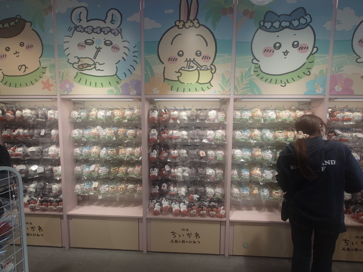 kabochance1025's tweet photo. 原宿店
映画グッズがてんこもり～🏝 https://t.co/lLXEOnHwOg