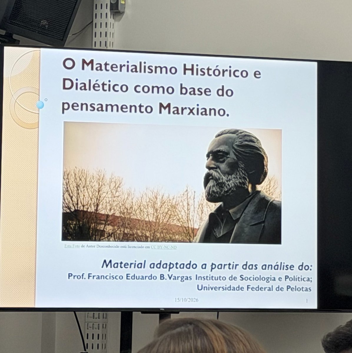 abeiando's tweet photo. Hoje tivemos aula introdutória a Marx e eu descobri que na verdade não sabia porra nenhuma do velhote. Aula maravilhosa aliás https://t.co/reLqMa9pPb