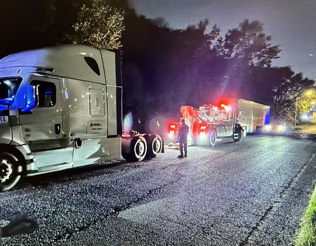 NYPD123Pct's tweet photo. Last night your Q-Team officers were out there answering community complaints about commercial vehicles being illegally parked along the Arden Ave corridor. During last night’s Heavy Duty Tow Operation many commercial trucks were removed from our streets. https://t.co/GBVygkftoc