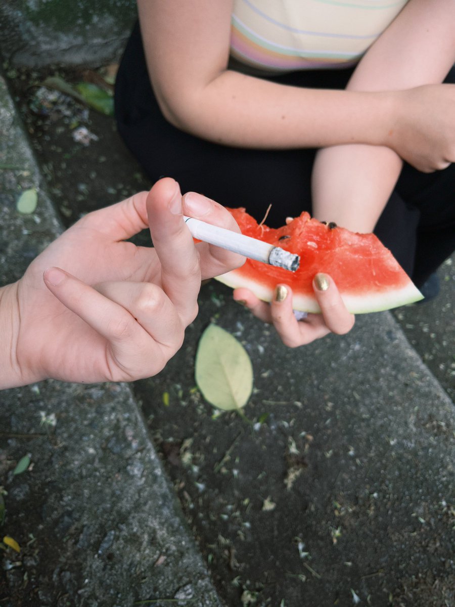jandere_'s tweet photo. um cigarro e uma fruta,
sua filha da puta.
pt2 https://t.co/OUCb6I8cjJ