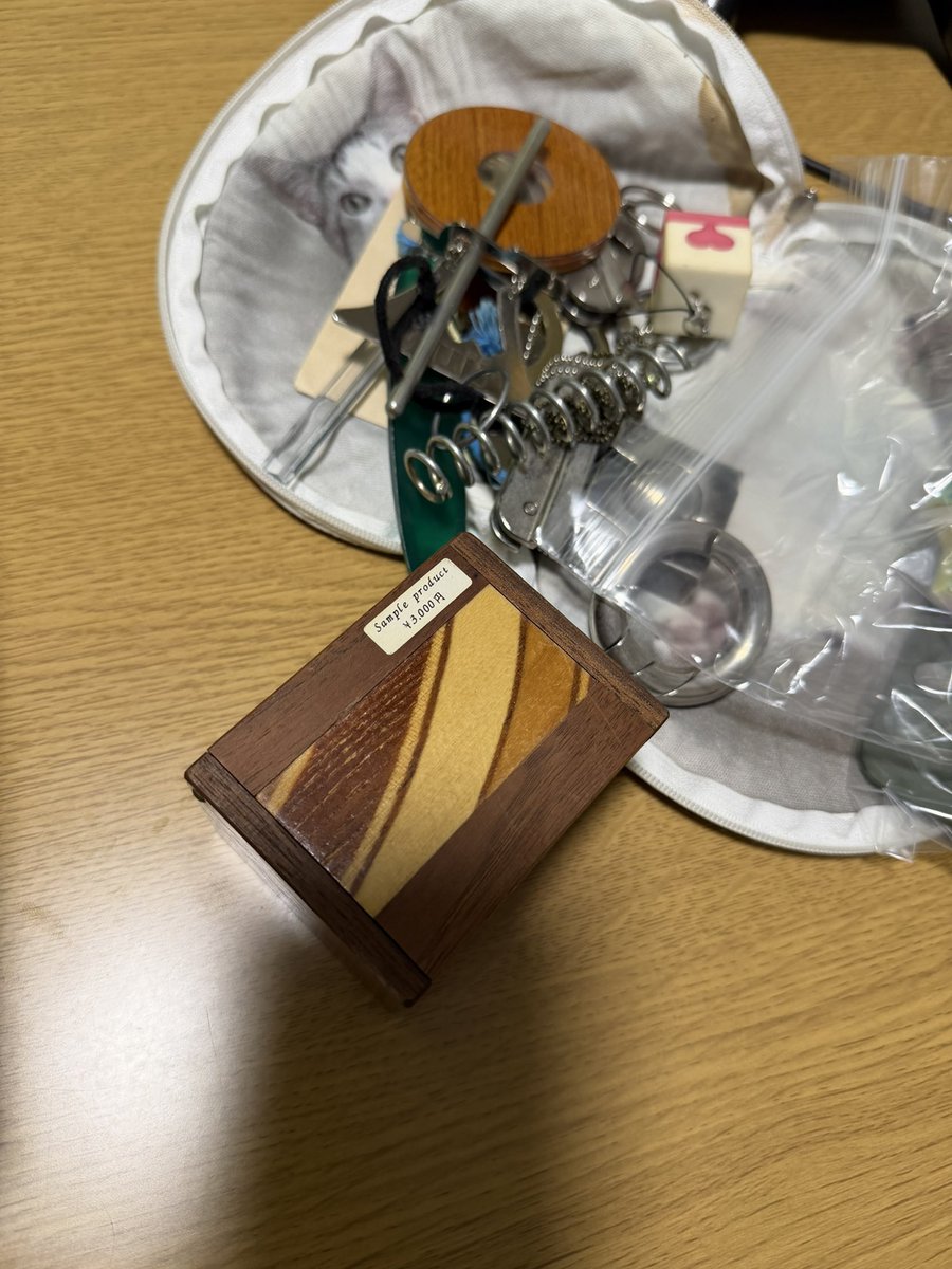 shoko3168's tweet photo. ご連絡がなかったので、きっとみんな忘れてるんだろうなと、1人で宅飲みする覚悟をキメていたのですが、
参加のご連絡をいただき、このままだとサシ飲みに…！申し訳ない😭

詫びスパークリングワインと、厳選ボドゲ・パズルを用意しましたので、どなたかいかがですか！

無料開催は今回が最後です！ https://t.co/DkilRpWsAB