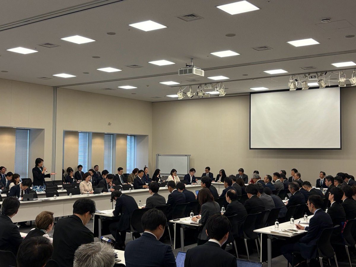 naomi_tokashiki's tweet photo. 本日、自民党「J-Beauty産業振興議員連盟」の設立総会に参加しました。

化粧品業界で15年間仕事をしてきた私にとって、まさに「待ってました！」という思いです。

日本の化粧品は、世界に誇る高い技術力と品質、そして日本独自の美意識を持っています。しかし近年、韓国のK-Beautyなどが世界市場で存在感を高める中、日本の競争力には課題が生じています。

韓国はK-POPや医療、美容を国家的なブランド戦略として連動させています。日本も優れた技術を持ちながら、その価値を世界に伝えきれていないのではないでしょうか。

私は総会で、世界的に高く評価される日本の化粧品技術を正当に評価する「日本発の品質評価基準」の構築と、ファッションなど他産業との連携を提案しました。

かつて日本の化粧品は、世界で活躍する日本人デザイナーとともに海外市場を切り拓いてきました。今こそ、その発想を取り戻す時です。

日本には技術がある。品質がある。美意識がある。足りないのは、それらを結びつけ、世界に届ける戦略です。

J-Beautyを単なる化粧品産業の振興にとどめず、日本の技術力と文化を世界に発信する新たな成長産業へ。

現場を知る一人として、日本の美容産業の再興に力を尽くしてまいります。