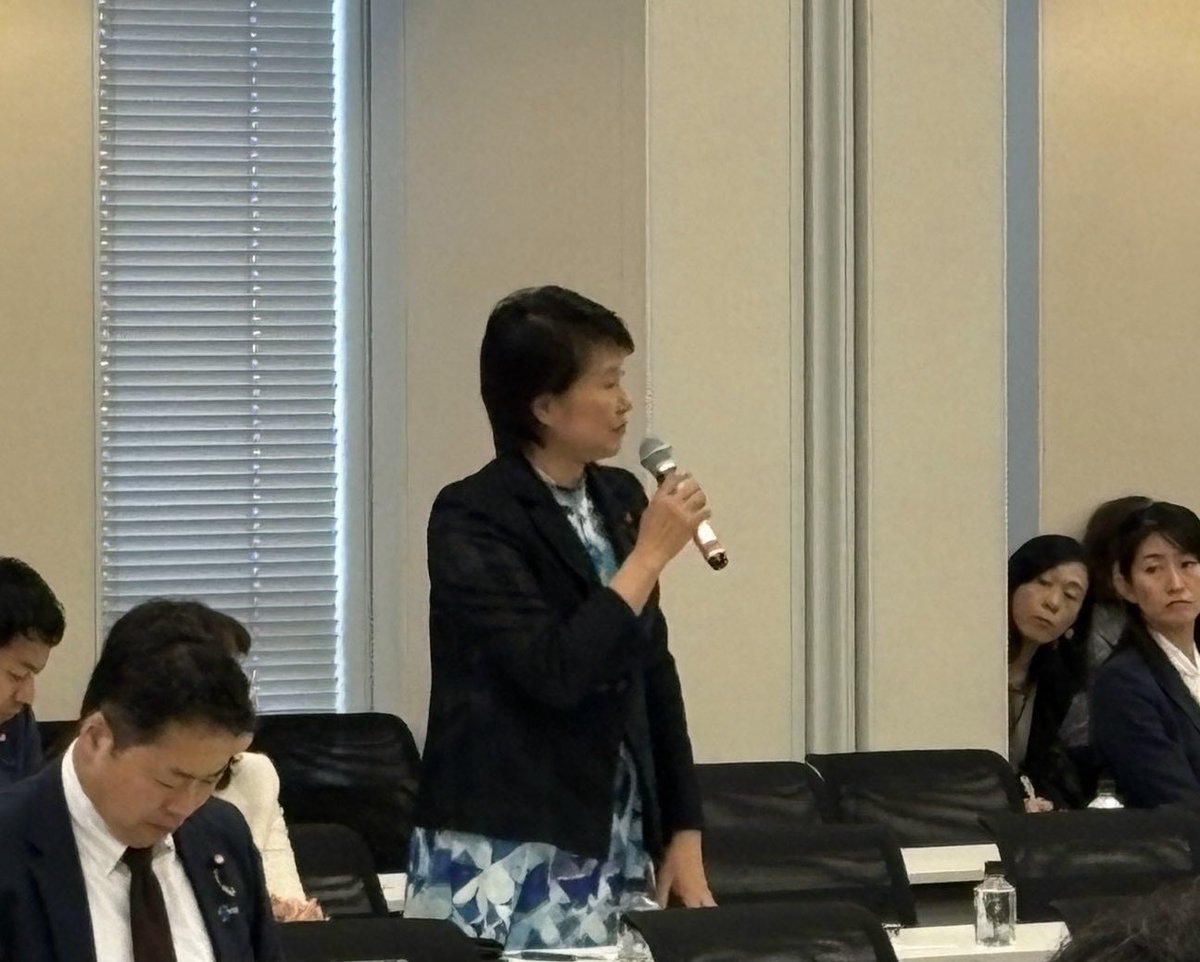 naomi_tokashiki's tweet photo. 本日、自民党「J-Beauty産業振興議員連盟」の設立総会に参加しました。

化粧品業界で15年間仕事をしてきた私にとって、まさに「待ってました！」という思いです。

日本の化粧品は、世界に誇る高い技術力と品質、そして日本独自の美意識を持っています。しかし近年、韓国のK-Beautyなどが世界市場で存在感を高める中、日本の競争力には課題が生じています。

韓国はK-POPや医療、美容を国家的なブランド戦略として連動させています。日本も優れた技術を持ちながら、その価値を世界に伝えきれていないのではないでしょうか。

私は総会で、世界的に高く評価される日本の化粧品技術を正当に評価する「日本発の品質評価基準」の構築と、ファッションなど他産業との連携を提案しました。

かつて日本の化粧品は、世界で活躍する日本人デザイナーとともに海外市場を切り拓いてきました。今こそ、その発想を取り戻す時です。

日本には技術がある。品質がある。美意識がある。足りないのは、それらを結びつけ、世界に届ける戦略です。

J-Beautyを単なる化粧品産業の振興にとどめず、日本の技術力と文化を世界に発信する新たな成長産業へ。

現場を知る一人として、日本の美容産業の再興に力を尽くしてまいります。