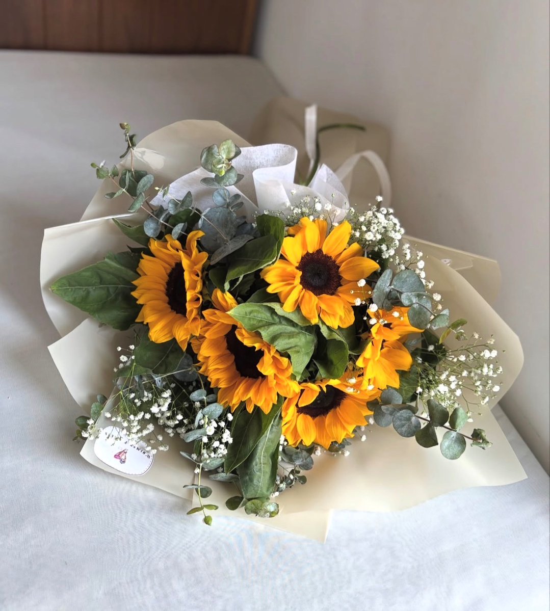 sunflowerchives's tweet photo. the prettiest kind of surprise https://t.co/YM1JALJNbQ