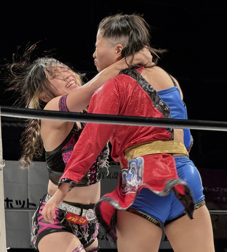 StrollCam's tweet photo. Sendai Girls’ Pro Wrestling
2025.10.26 – Shin-Kiba 1st RING

YUNA vs. Yura Suzuki

#YUNA #鈴木ユラ #仙女 #センダイガールズ #新木場1stRING https://t.co/B5kDUx6nNi