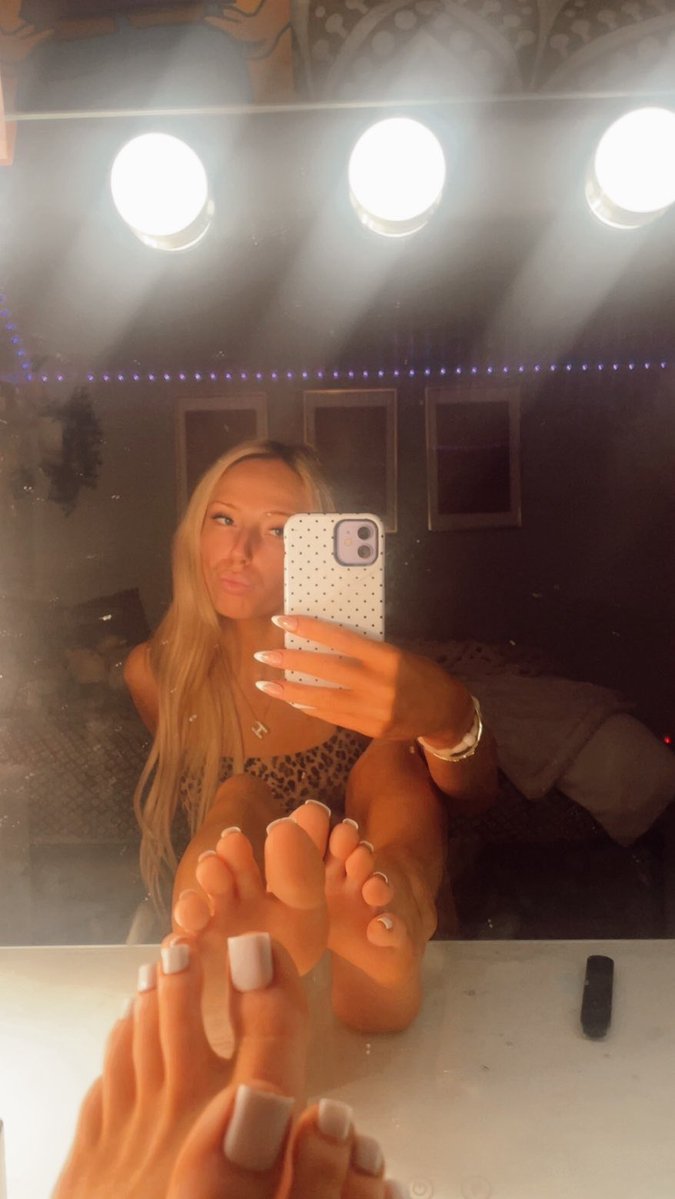 jackpotjersey's tweet photo. teen feet shouldn’t turn you on this much freak https://t.co/EtTWYx3KwL