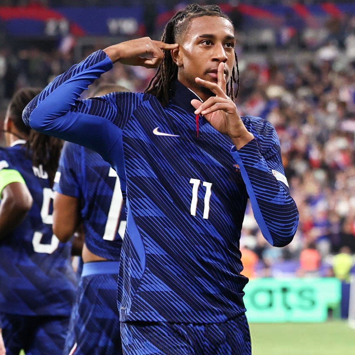 FootActu_2's tweet photo. 🚨🚨💣 MICHAEL OLISE 🇫🇷 VA SIGNER... À NIKE !!! 🤯✍️

Un accord aurait été trouvé entre l'ailier du Bayern et Nike.

La marque américaine pourrait relancer les mythiques Hypervenom en 2027, avec le joueur en tête d'affiche. 👀

(@footy_headlines) https://t.co/R4L2WwS0E9