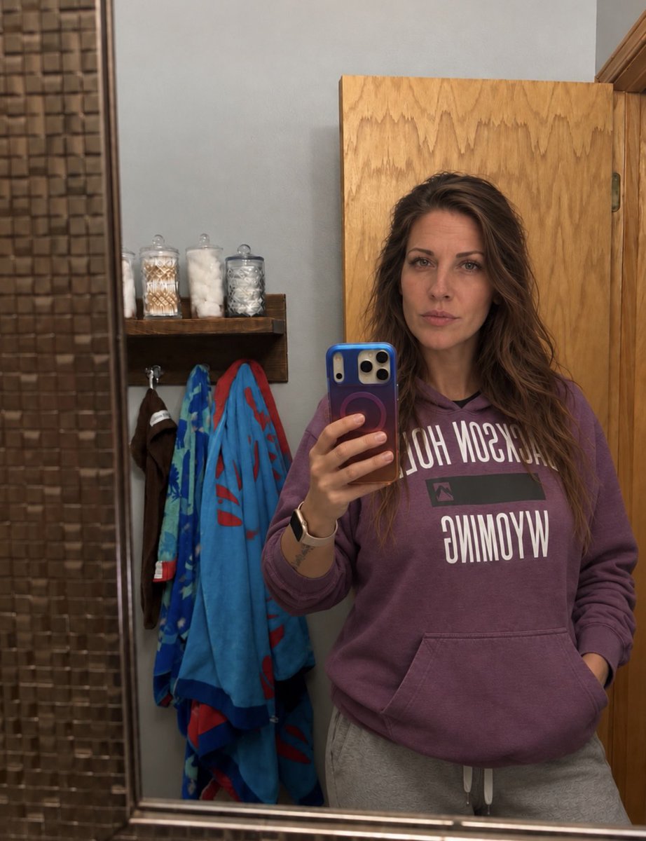 AlexisRenee442's tweet photo. This is what I wear to the gym. I don’t need skin-tight clothes or an outfit that shows off my vajaja, bum, or boobs. I’m there to work out, not put everything I own on display. https://t.co/d79S3larkF