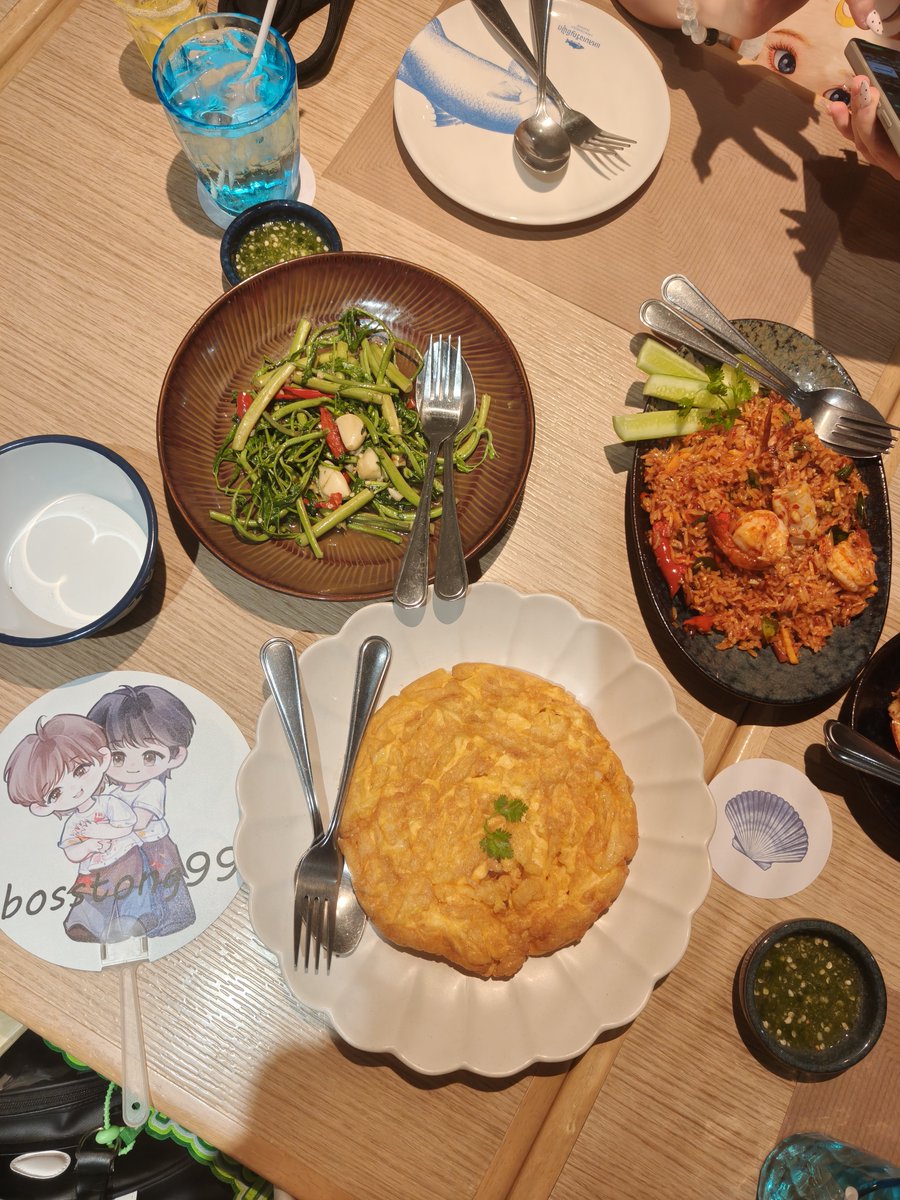 TaynewTroye's tweet photo. We went to the Thai restaurant you and Boss had dinner at after the beauty salon event yesterday. It was so delicious 😋 @txngtxngts @Bossptk

#bosstong
#bossirr 
#tongtong https://t.co/3s7jXbvQMz