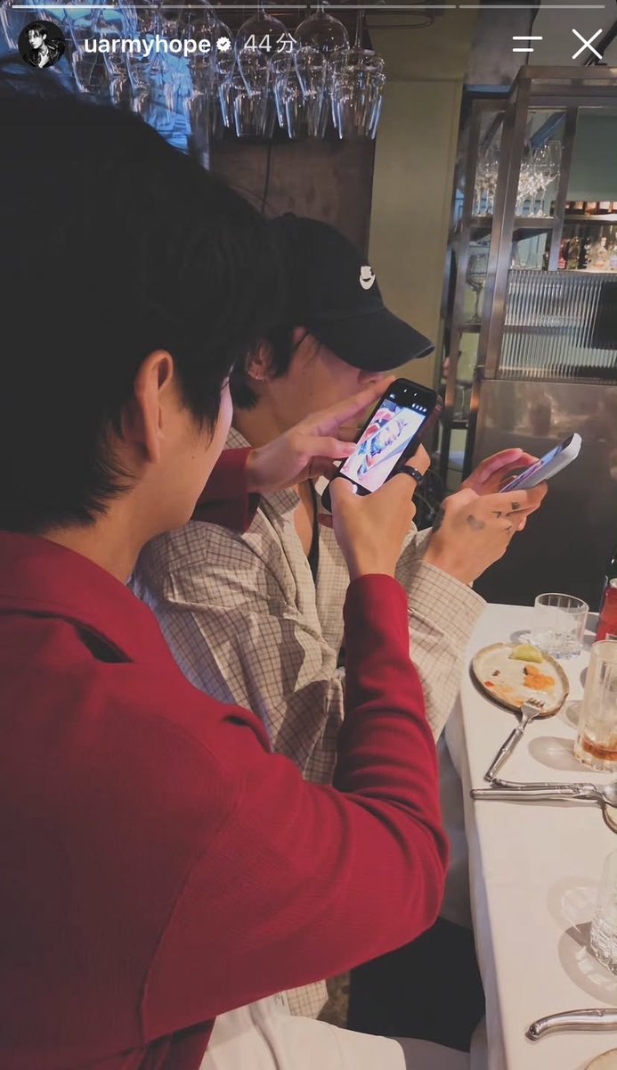 bts123_bantan's tweet photo. お肉を撮るグク🐰
そのスマホを撮るテテ🐻
そんな2人を撮るホビ🐿️

最高😂 https://t.co/GPRfeCDWYj