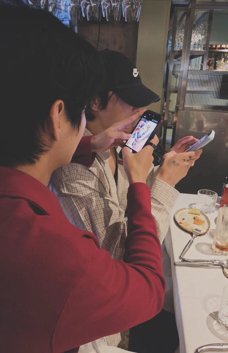 Jasparina7's tweet photo. They are no different than us
#jhope #V #hopefilms https://t.co/zOoojY0sLz