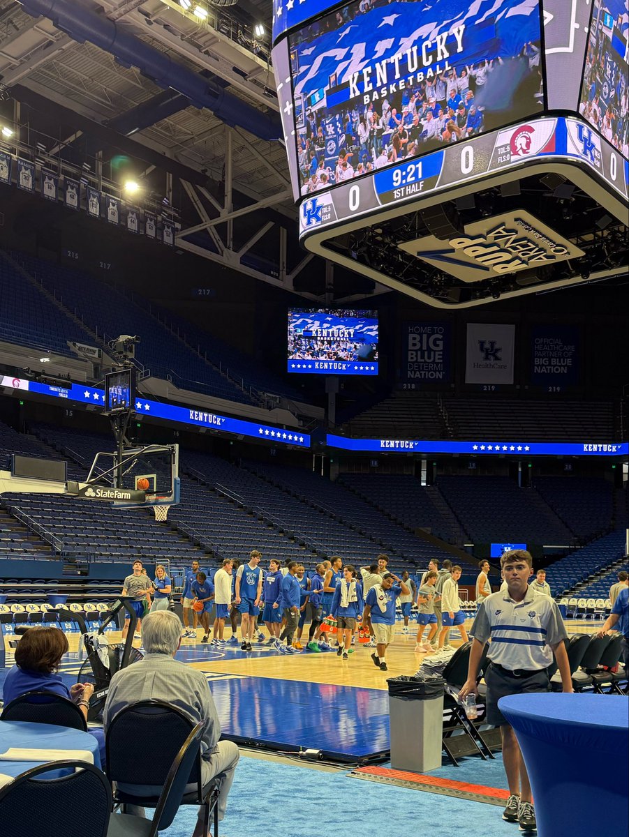 JenNimePalumbo's tweet photo. A fun night at the UK Tipoff Dinner at Rupp Arena! Got to watch a great @KentuckyMBB practice and talk to the players. 

@CoachMarkPope invited former Wildcat @CoachTFord5 to talk to the crowd. They’ll face each other Friday in an exhibition game. 

Mark Pope: “He’s one of the greatest shooters in the history of Kentucky basketball. He’s also the toughest, meanest and cheatingest player I know.”

GO CATS!!!
@LEX18News @BBNTonight