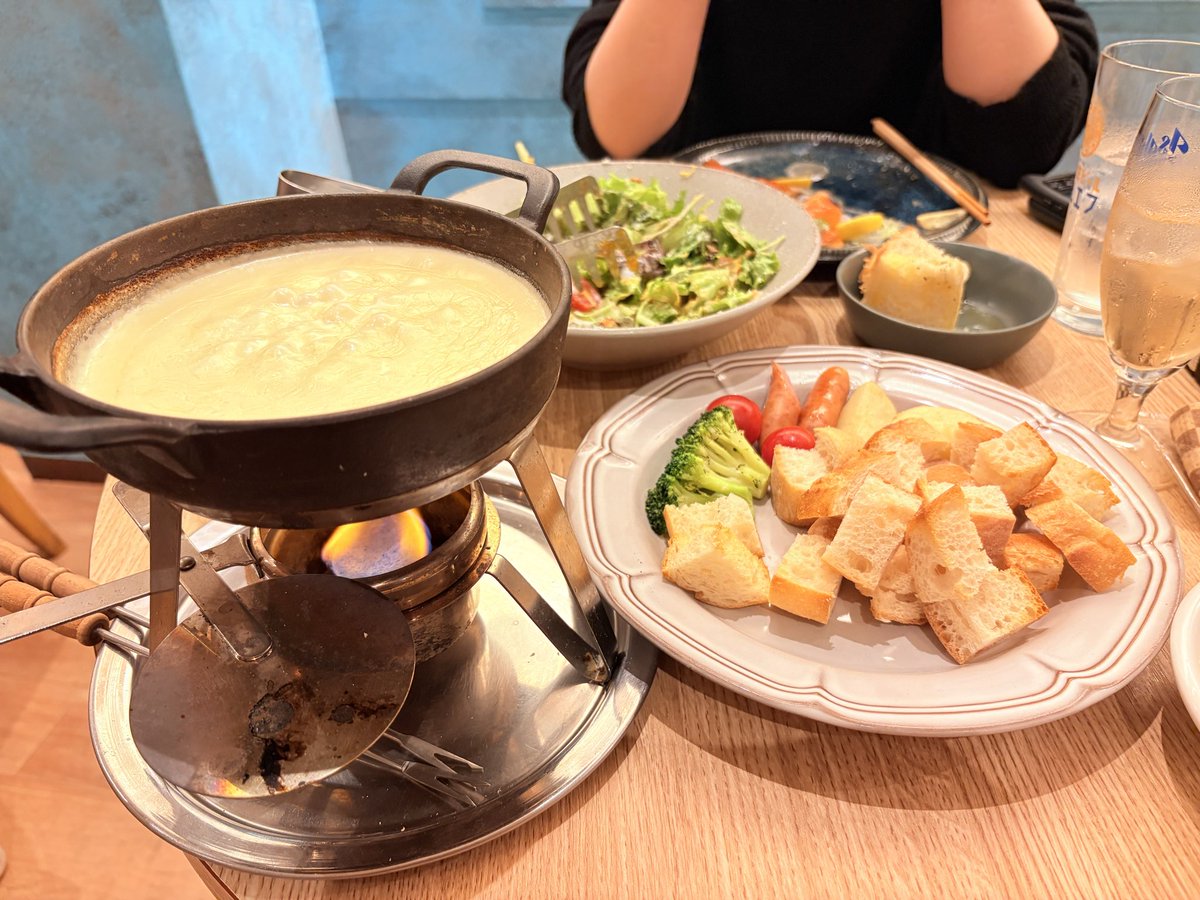 isuyua's tweet photo. ちな昨日食べてきたチーズフォンデュ🧀
めーちゃ美味しかったけど量これで1人分なのやばいꉂ🤣𐤔 https://t.co/6ve2NTdiAC