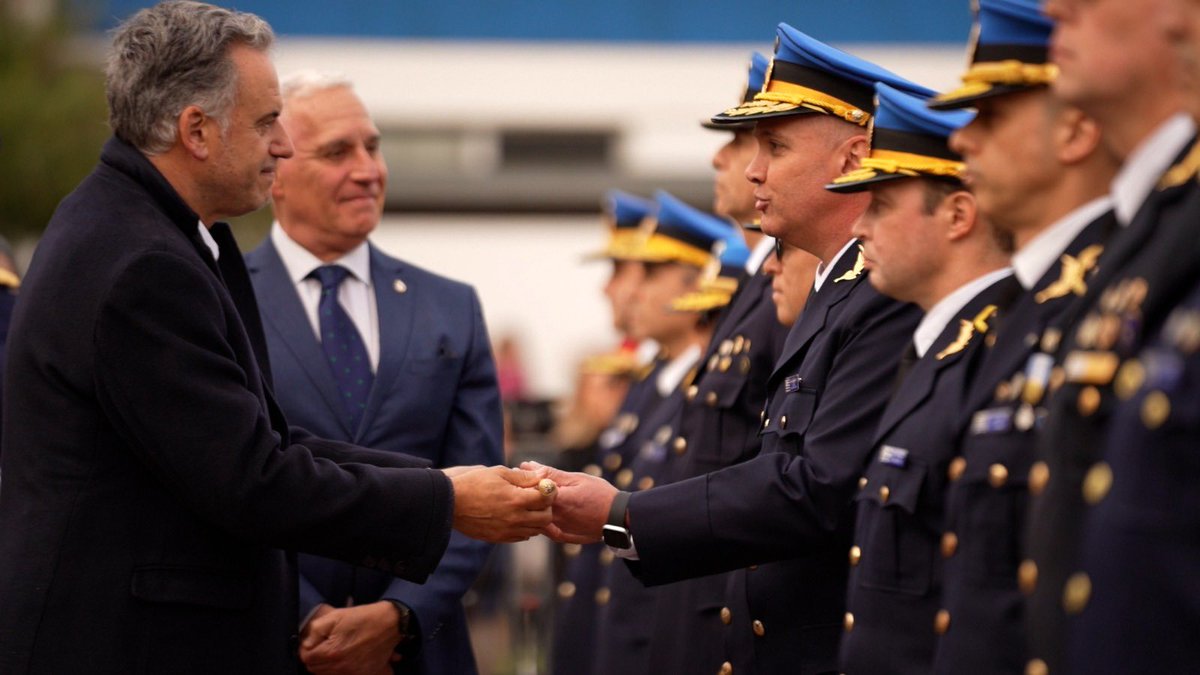 CNegro7's tweet photo. Con el Presidente de la República encabezando el acto, hicimos entrega de los bastones de mando a los 17 hombres y mujeres que ascendieron a Comisario General, grado máximo de la carrera policial.

Reconocemos a quienes hoy recibieron este símbolo de autoridad, liderazgo y compromiso, que serán guía y referencia para estas nuevas generaciones que hoy inician su camino.