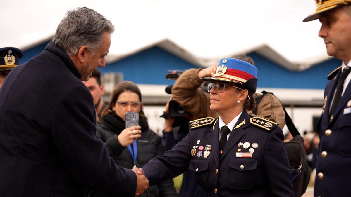CNegro7's tweet photo. Con el Presidente de la República encabezando el acto, hicimos entrega de los bastones de mando a los 17 hombres y mujeres que ascendieron a Comisario General, grado máximo de la carrera policial.

Reconocemos a quienes hoy recibieron este símbolo de autoridad, liderazgo y compromiso, que serán guía y referencia para estas nuevas generaciones que hoy inician su camino.