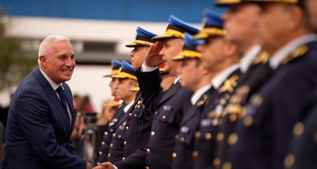 CNegro7's tweet photo. Con el Presidente de la República encabezando el acto, hicimos entrega de los bastones de mando a los 17 hombres y mujeres que ascendieron a Comisario General, grado máximo de la carrera policial.

Reconocemos a quienes hoy recibieron este símbolo de autoridad, liderazgo y compromiso, que serán guía y referencia para estas nuevas generaciones que hoy inician su camino.