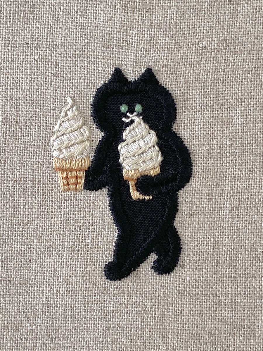 suimin_tter's tweet photo. ソフトクリーム運ぶねこ https://t.co/wr0HewN84k