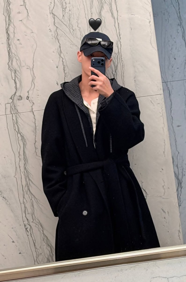 oasisbyun's tweet photo. LMAO SOMEONE THOUGHT HE'S BALD UNDER THE HAT (i get it tho bc it looks like it's short af when it's just an illusion bc of the undercut haha) https://t.co/0MyAKyB6oc