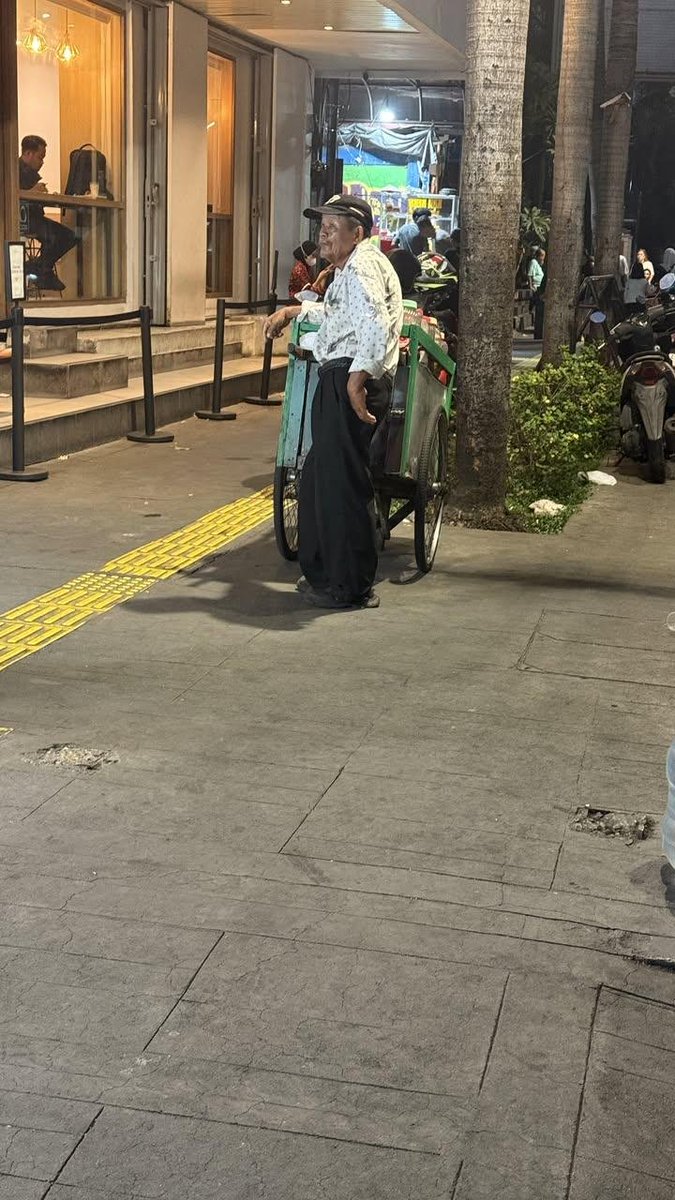 LiaAfri03881071's tweet photo. tadi ada bapak inii jualan es bubur sumsum di depan stasiun cikini. respek dan gemes aja kalo liat org jualan bajunya rapi gini🥹 btw td aku beli jg esnya enakkkk dan buanyak bgt porsinya. harganya 10k aja! kalo lg di sekitar sini dan liat bapaknya boleh bgt dicoba yah esnya! https://t.co/HFIrszO3sB