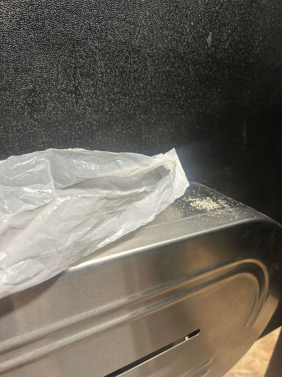 Negscotttt's tweet photo. someone was eating crackers in a bathroom stall https://t.co/S3waMvghbl