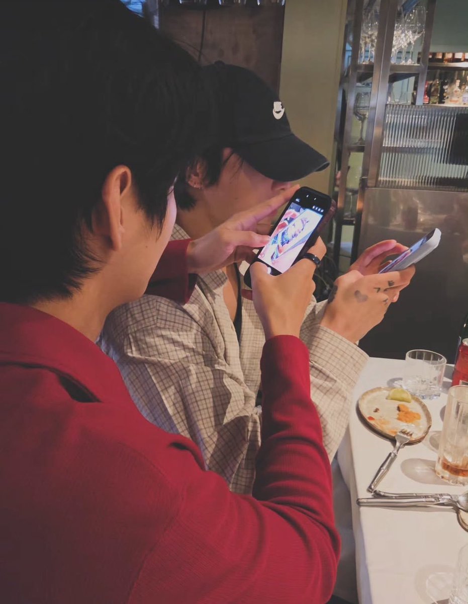lugjthv7's tweet photo. no hay nada que me llene mas que los chicos juntos disfrutando y siendo felices en chile, con comida chilena y todos comodamente, siendo respetados, realmente chile les esta dando otros aires a todos🥹
#BANGTANPALOOZA https://t.co/8i6Lk9oSDn