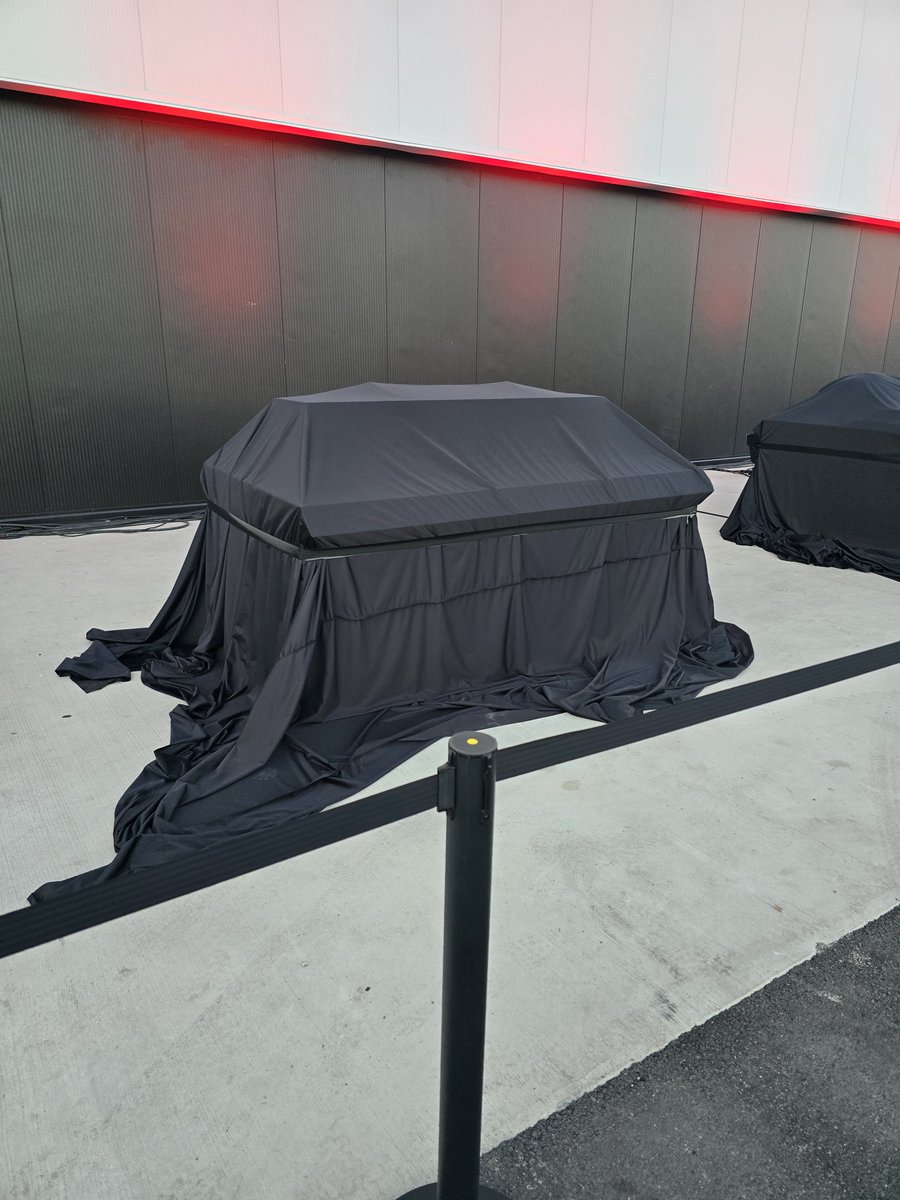 TeslaBoomerMama's tweet photo. 6:55pm CT

4 mysteriously covered elements https://t.co/wfCQb3T6tq