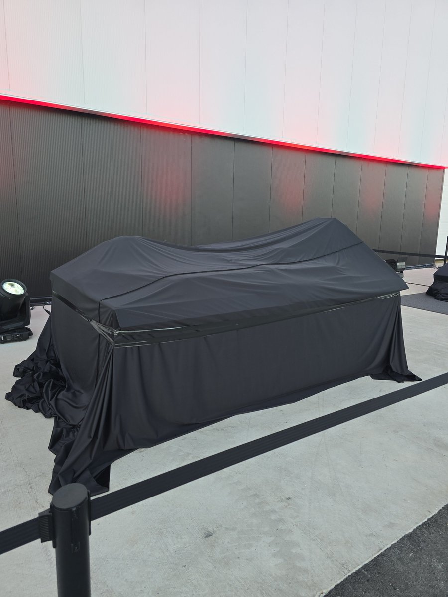 TeslaBoomerMama's tweet photo. 6:55pm CT

4 mysteriously covered elements https://t.co/wfCQb3T6tq