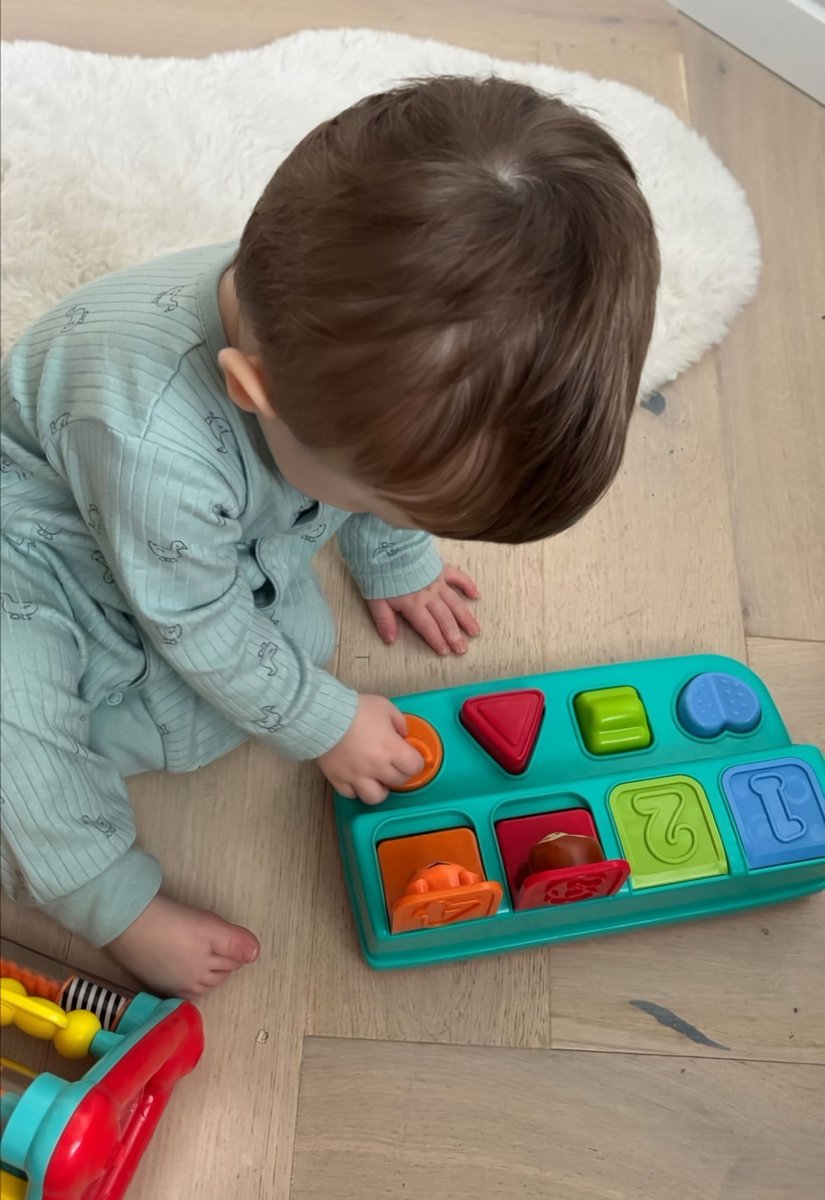 erlilng's tweet photo. playtime with papa while mommy gets some well deserved sleep 🫡 https://t.co/qX8dd05fy5