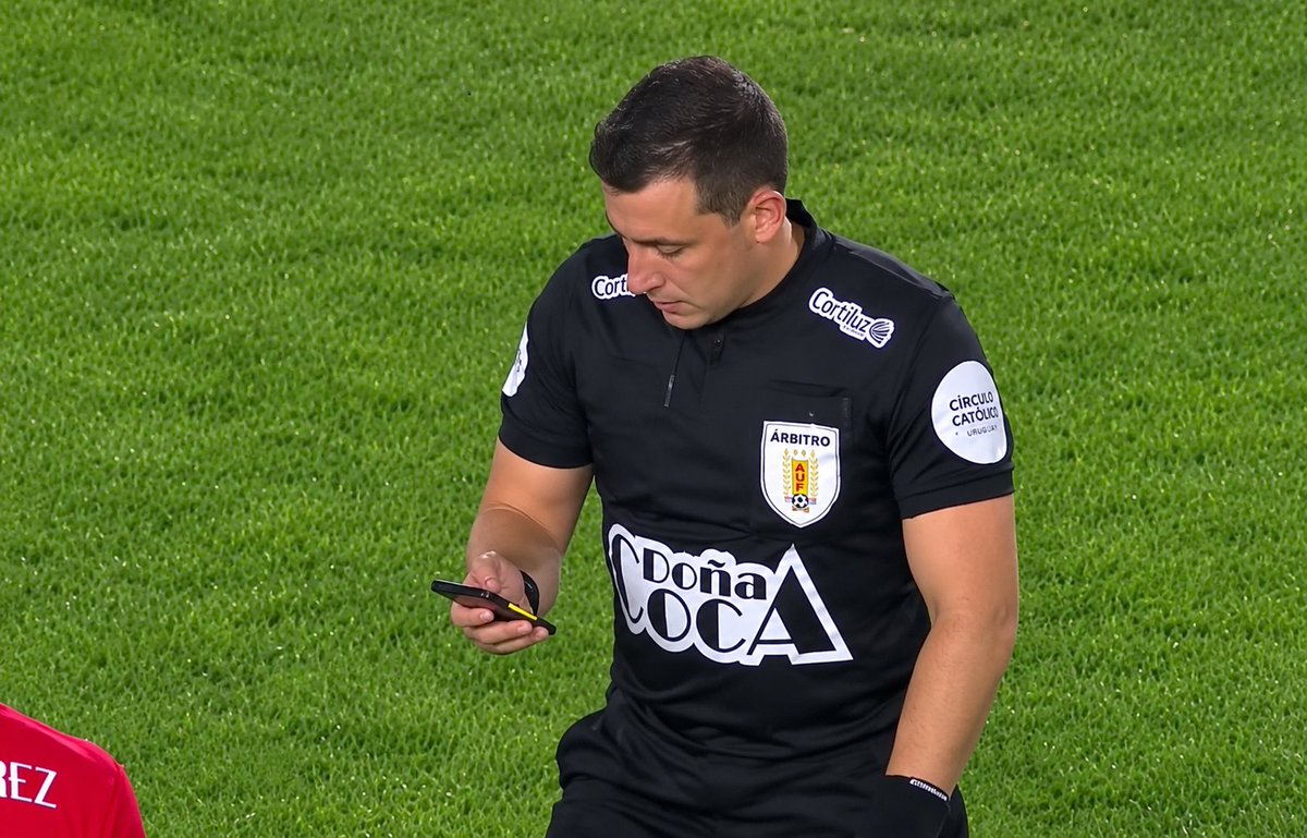 MessientoBolso's tweet photo. - Arbitro hace algo mira la patada que me pegó!!

- Mira el ojete que tiene esta buta https://t.co/BboNZhkS71