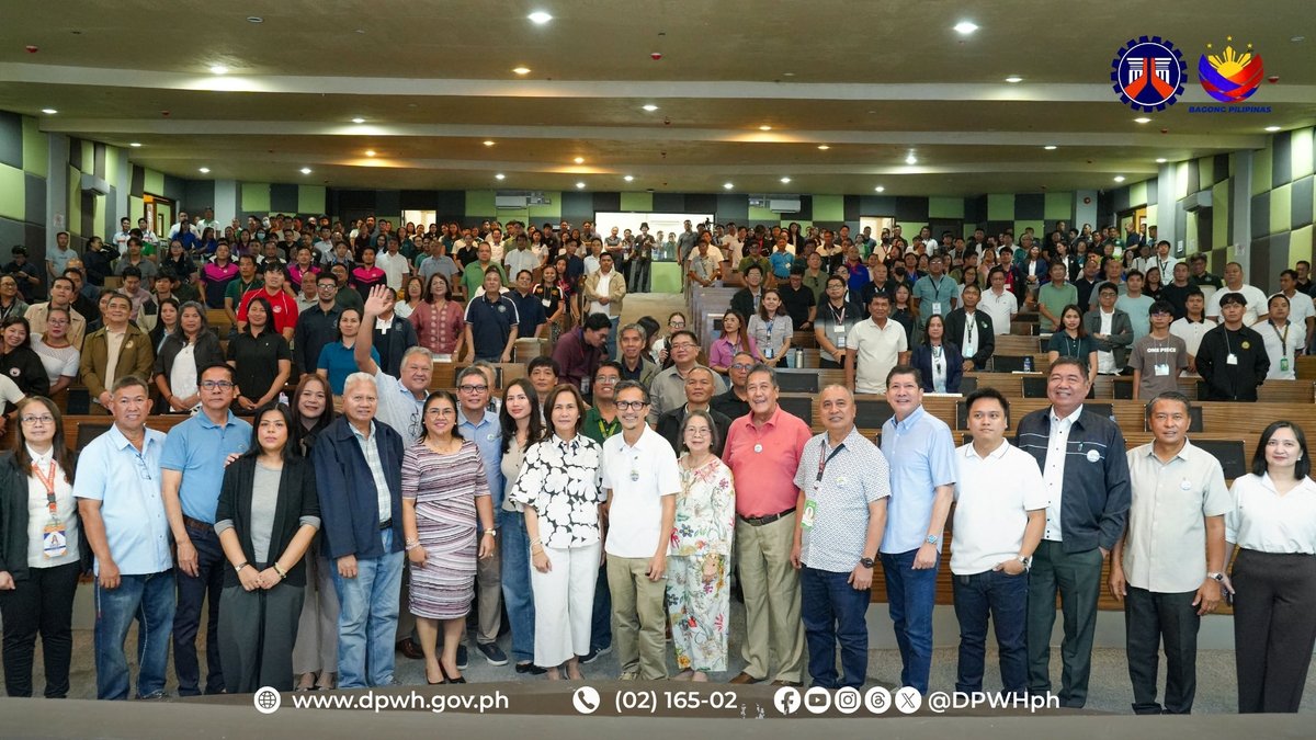 DPWHph's tweet photo. 𝐓𝐈𝐍𝐆𝐍𝐀𝐍: Tiniyak ni Public Works Secretary Vince Dizon ang patuloy na pakikipagtulungan ng DPWH sa pribadong sektor at civil society organizations upang matiyak ang kongkretong flood mitigation projects na makakatulong..

Full story: https://t.co/39QeBbdmNm https://t.co/ed8IqiFgBG