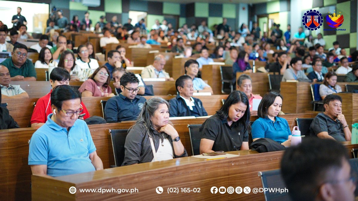 DPWHph's tweet photo. 𝐓𝐈𝐍𝐆𝐍𝐀𝐍: Tiniyak ni Public Works Secretary Vince Dizon ang patuloy na pakikipagtulungan ng DPWH sa pribadong sektor at civil society organizations upang matiyak ang kongkretong flood mitigation projects na makakatulong..

Full story: https://t.co/39QeBbdmNm https://t.co/ed8IqiFgBG