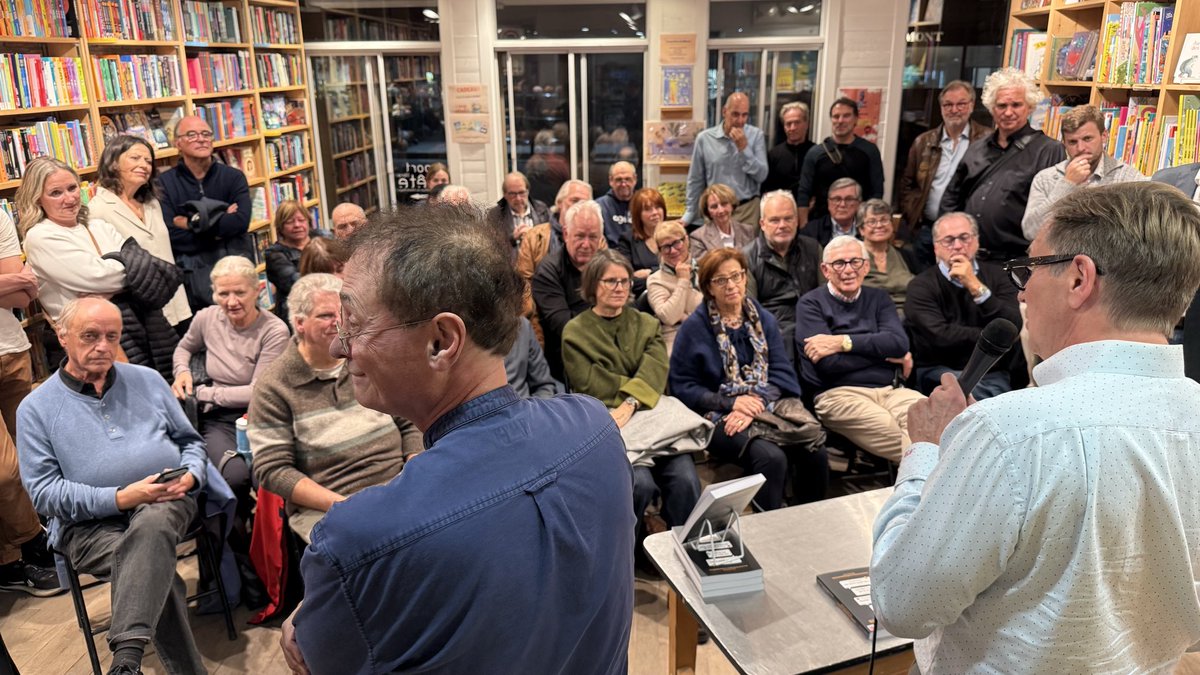 LHonnorat's tweet photo. Librairie bondée au Port de tête (Montréal) pour le lancement de l’excellent « Quand les grands esprits se rencontrent » (Éd. La Presse), dirigé par Normand Brais et Normand Baillargeon. Avec Turing, Marie-Victorin avec Darwin, Einstein avec Newton. Préface Jérôme Dupras https://t.co/tkKP6z2e3q