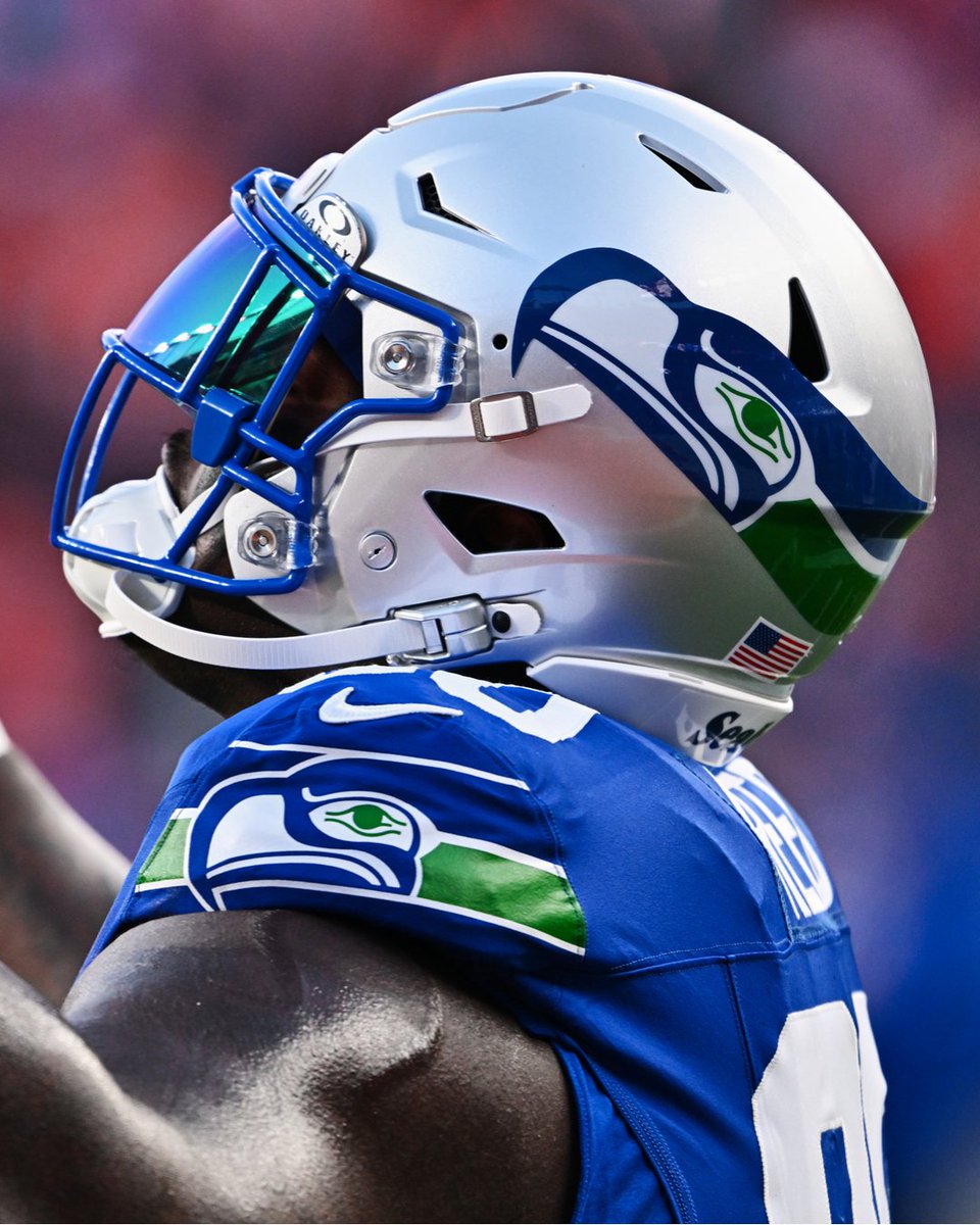 Seahawks's tweet photo. A moment for the throwback helmets. https://t.co/dIMhI9I3bz
