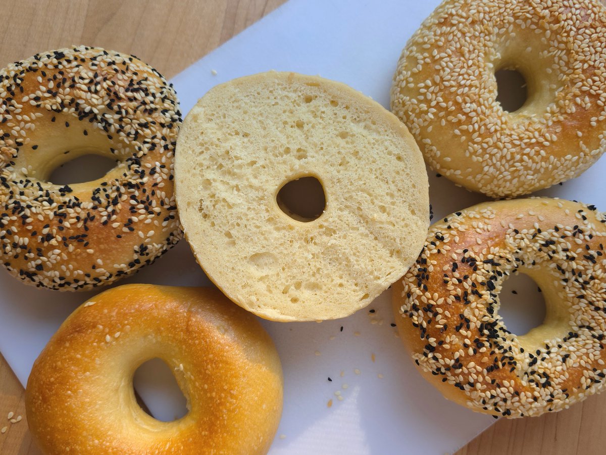breadtopia's tweet photo. These bagels are a 55:45 mix of Breadtopia’s bread flour and our extra fancy durum flour–which is not just for pasta and raviolis. It adds gold color and buttery flavor to the bagels. Learn more: https://t.co/zhLaUr7GGV https://t.co/UpOIVU6MYk