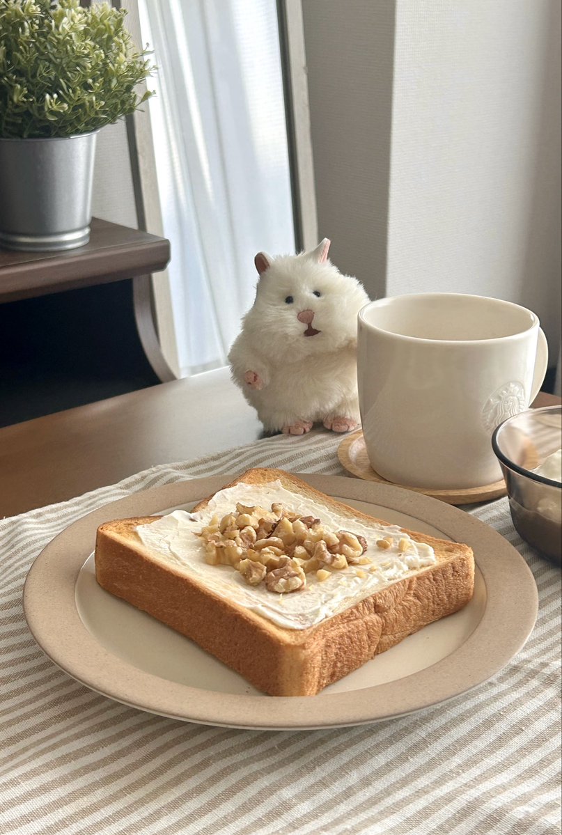 sibprwx's tweet photo. おいしそうなにおいに誘われてきちゃった

#はむにぎり #ぬい活 https://t.co/lHbgeOfNJd