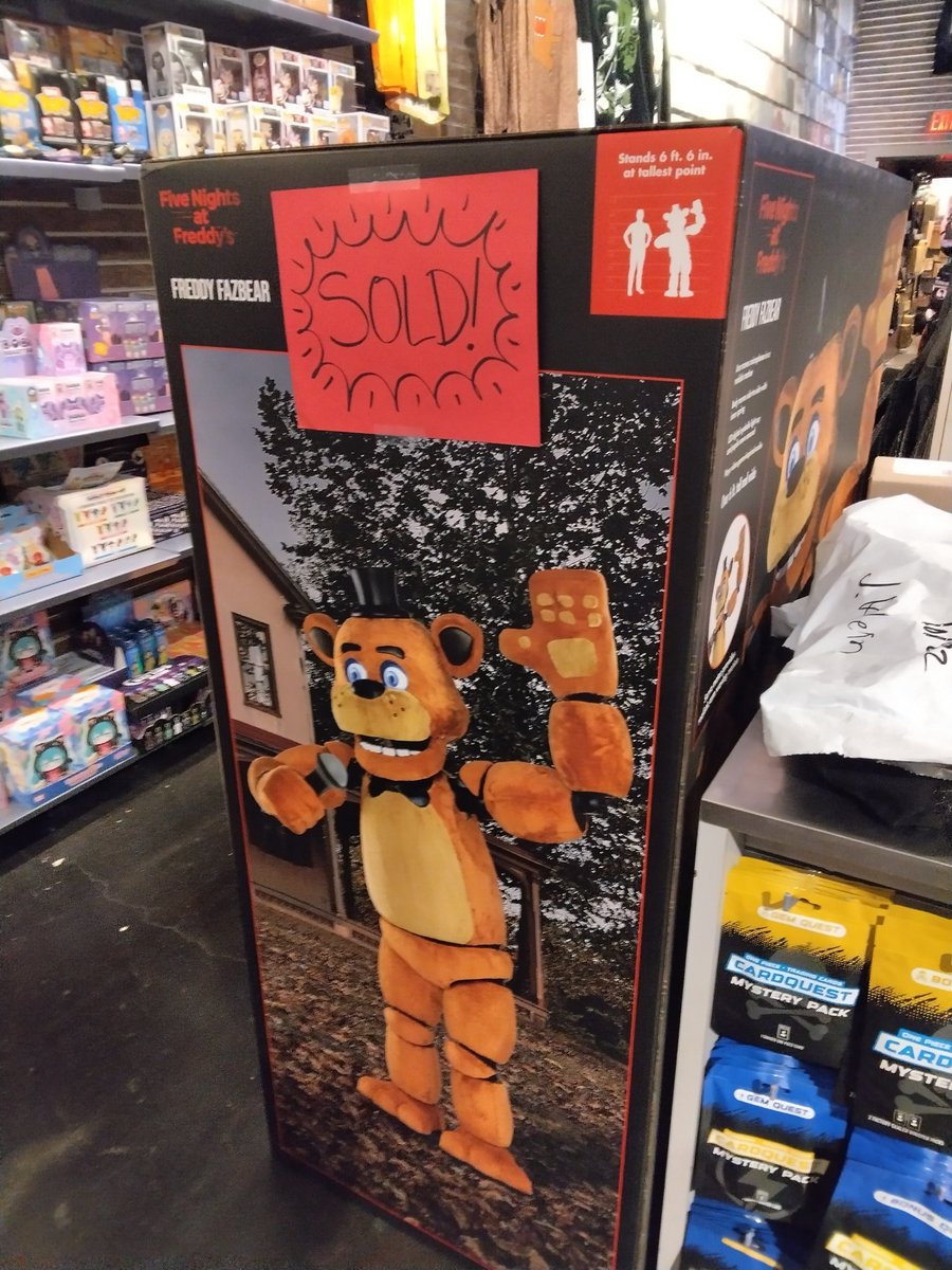 HugoFer88167051's tweet photo. At Lakewood Hot Topic  

( This is my first time seeing the Freddy Fazbear animatronicbox in person ) https://t.co/i2mUznMbiN
