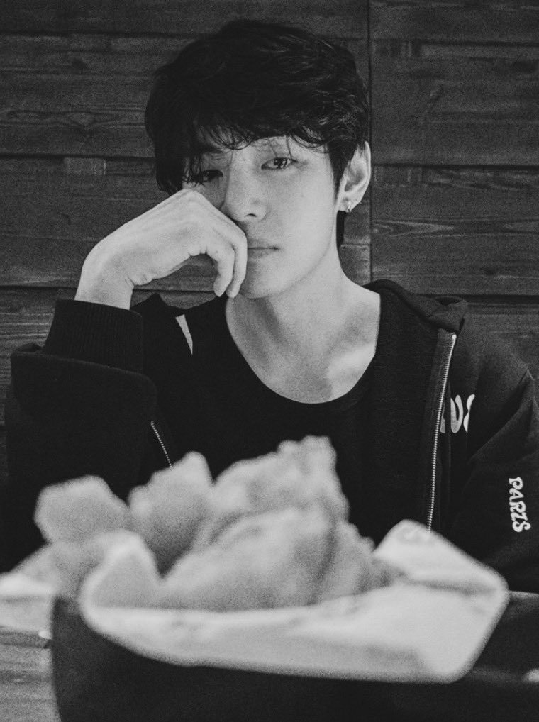 Hourlytaehyungi's tweet photo. Jk spamming taes photos but tae is the one that will get called with bunch of nasty names by jkkers , akgaes and armys https://t.co/CnBKU7alRH
