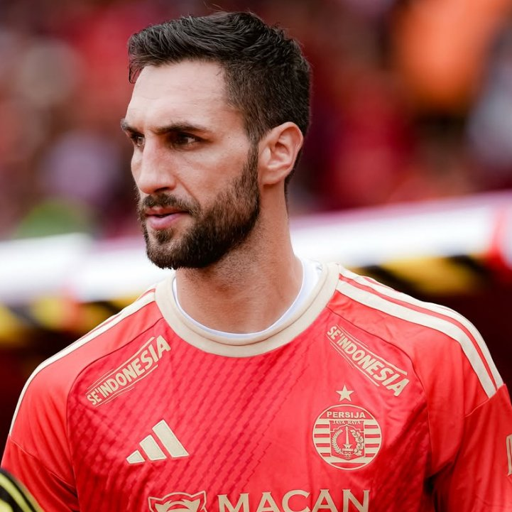 ThatBolaGuy's tweet photo. Kalau ditanya siapa pemaen Persija yang paling penting di dalam dan luar lapangan musim ini, jawaban gua Denis Kolinger, dul.

Tiap gua liat dia lagi latihan, gua ngakak sendiri wkwk. Kocaknya gak abis-abis.

Kedengerannya sepele. Tapi buat Persija musim ini, ini penting banget.

Coba inget kondisi tim kita. Pelatih baru, staf baru, dan dari sembilan asing, delapan baru dateng. Hampir semua orang di ruang ganti masih saling kenalan.

Tim kayak gini rawannya banyak.

Lima asing kita bahasanya hampir sama. Kolinger sama Mamut dari Kroasia, Loncar sama Memija dari Bosnia, Pankov dari Serbia. Paling gampang ya ngumpul sesama mereka, terus jadi kubu.

Pemaen lokal bisa sungkan ngajak ngobrol yang asing. Yang asing pun mau nyampur pasti butuh waktu. Bondingnya jadi lama.

Belum lagi yang dateng nama gede semua, CV-nya mantep. Salah handle dikit, bisa star syndrome.

Syukurnya ye, dul! sejauh yang gua liat, gak ada satu pun yang kejadian.

Dan salah satu yang bikin itu gak kejadian ya Denis. Dia gak nempel ke rombongan yang sebahasa. Dia bercanda sama siapa aja, lokal atau asing.

Pemaen asing baru biasanya masih malu-malu. Denis dari awal udah kayak tuan rumah.

Apa yang di lakuin Denis bukan cuma sekedar supaya suasana enak, dul. Pemaen yang udah deket lebih gampang saling ngomong di lapangan, saling negur, saling nutupin kesalahan. Apalagi taktik Coach Shin yang butuh chemistry tinggi.

Terus yang bikin gua makin respect, begitu masuk pertandingan orangnya berubah total.

Mukanya serius, teriaknya kenceng, kayak tiap bola yang lewat itu jadi urusan pribadi dia. Maennya kayak orang yang udah sepuluh taun di Persija.

Abis menang lawan Persib di GBK, dia ngomong gini.

"Saat kami kesulitan, kami menanggungnya bersama fans."

Itu bukan omongan pemaen yang lagi numpang maen bola. Itu omongan orang yang udah ngerasa Persija rumahnya.

Dan ternyata dia emang dari dulu begitu. Lokomotiva Zagreb, klub yang dia bela sejak 2016, nyebut Denis "pemimpin kami, pilar di ruang ganti".

Kocak di latihan, galak di pertandingan, dan bikin semua orang ngerasa satu tim.

DENIS KOLINGER! 🐯🔴
