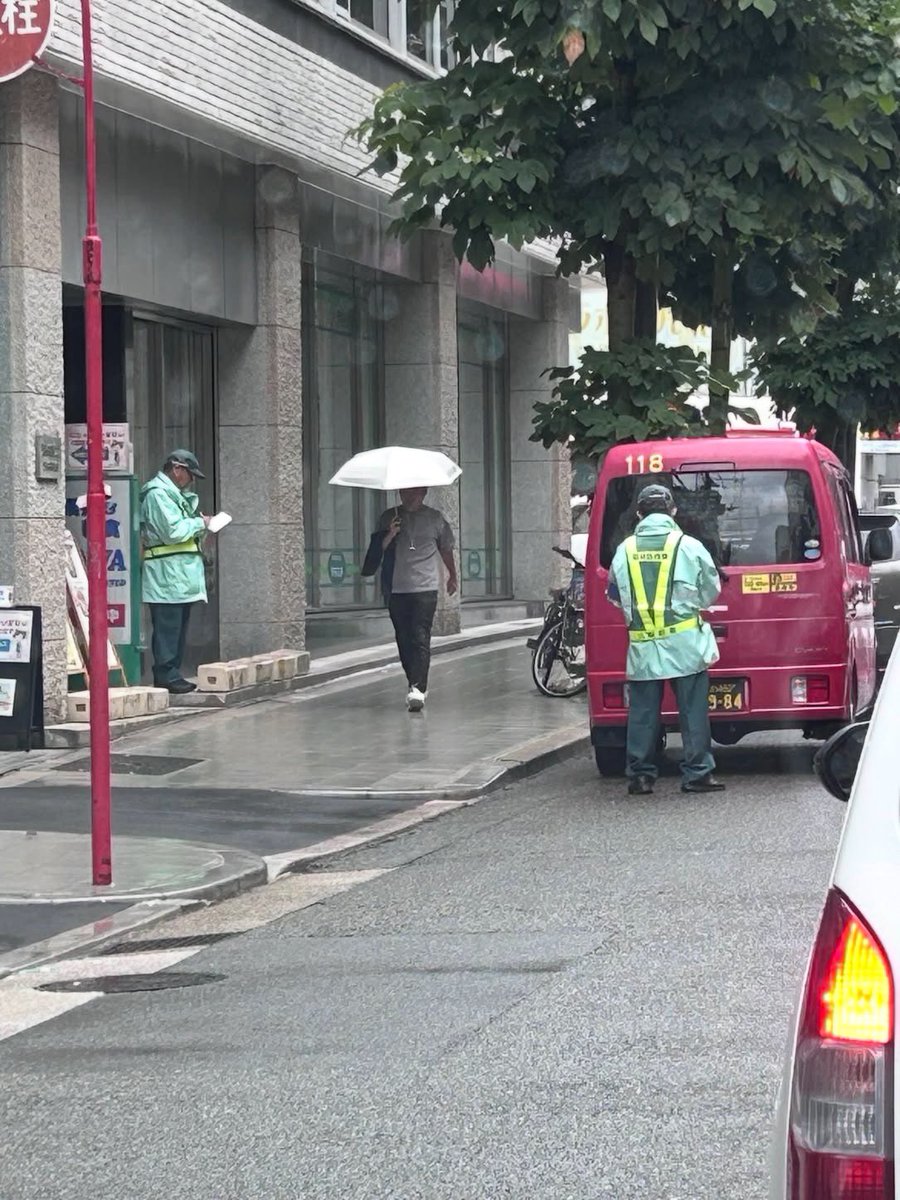 AshleyJ62727's tweet photo. これが駐車違反監視員のやり方
郵便局とか運送関係はやめたれよ。 https://t.co/8xjoQmA0vC