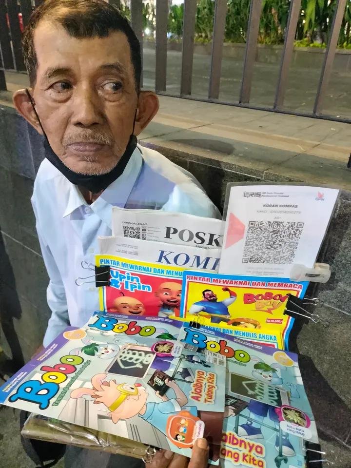 LiaAfri03881071's tweet photo. BANTU REPOST YA WARGAAA 🫶
day 2 ketemuu bapak viral di Threads. malam ini dalam rangka menyampaikan titipan salam, dan belanjaan kak Putri halloputriaw . makasii ya warga yang udah belii dagangan bapaknya. beliau senang dan besyukur banget. berkah sehat lancar rezekinyaa.
qris tsb rek penampung PRIBADI bapaknya yaa, ini sudah konfirmasi ke beliau sejak day 1 ketemu.
lokasi : Lippo Mall Puri, kira kira di jam 18.00-19.30 wib