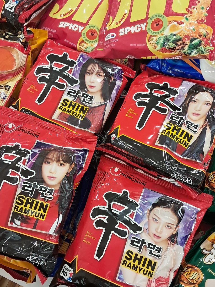 sillyizhuo's tweet photo. cinquenta reais isso ainda, ninguém quer ninguém compra https://t.co/anzjaRHk9r