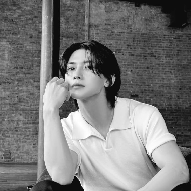 atzbyyuri's tweet photo. Queria mudar a pack do meu perfil mas vendo minha estética só o Hongjoong combina pra isso kkkkk https://t.co/Kz6bzHAaO5