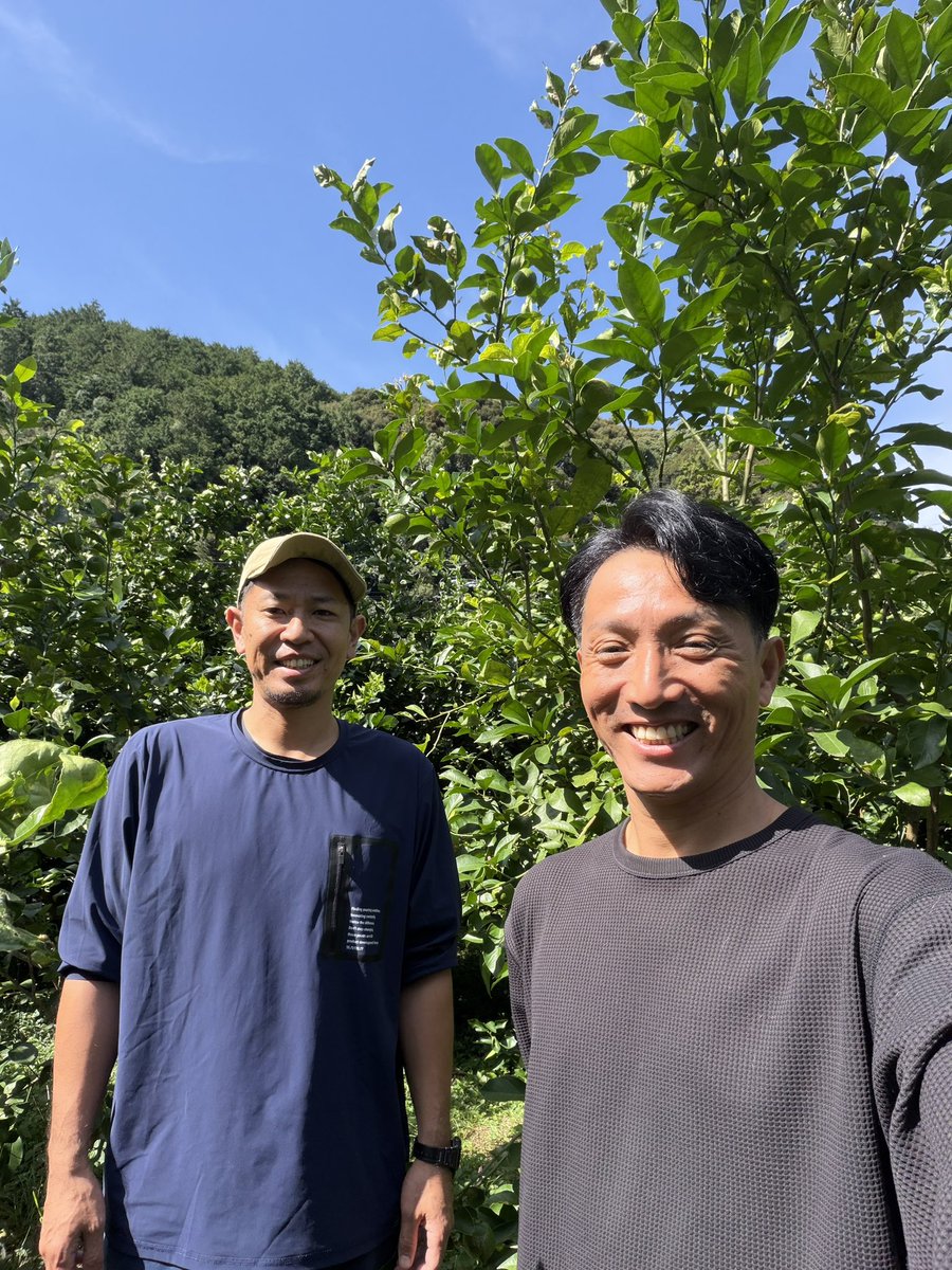 flairnuts's tweet photo. 川上農園のライム畑へ。

極力、防腐剤や除草剤に頼らず育てられた、貴重な国産ライムに出逢いました。

土地の恵みと、生産者の想い。
至高のカクテルが生まれる。 https://t.co/yTUJEWbzR9