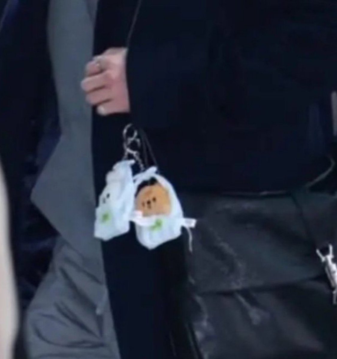 maniachan__'s tweet photo. No hay nada que grite más novios que usar el skzoo tuyo y el de tu novio en tu bolso, estoy llorando de la ternura https://t.co/mI9Df3SdiT