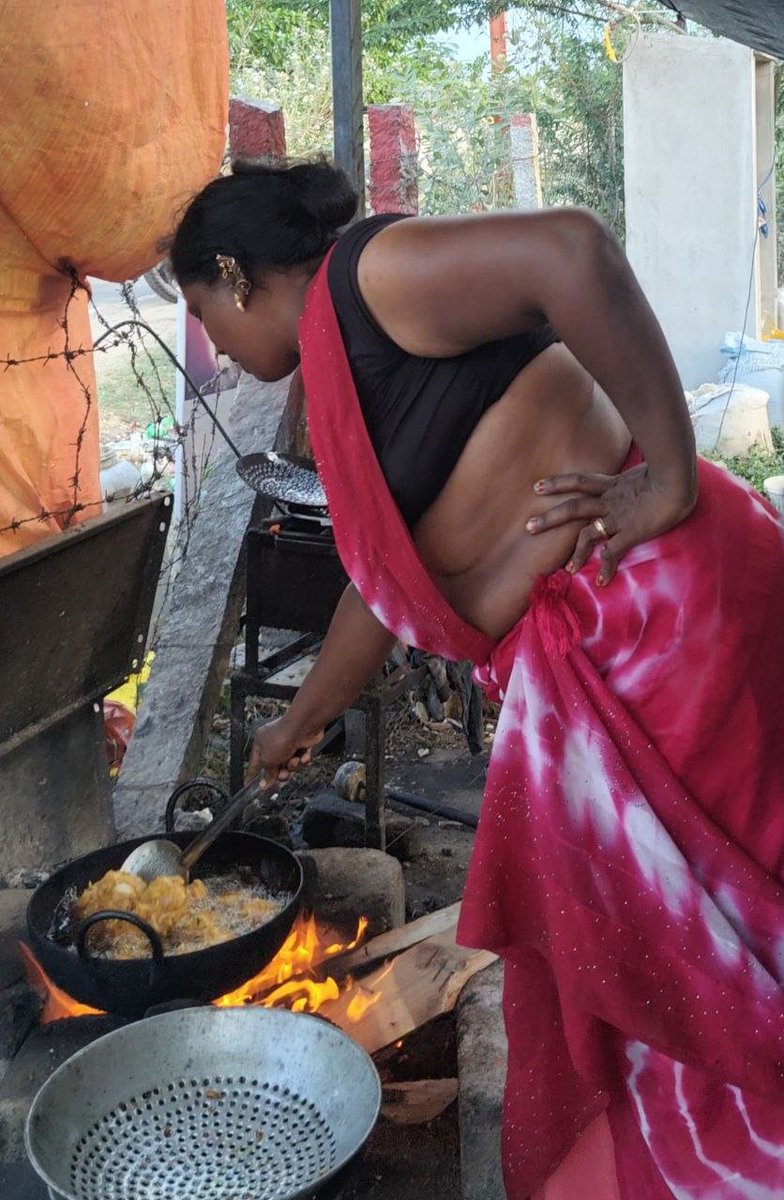 JimmyKajal18's tweet photo. Dusky naara thevdiyaa.. semma scene kaaturaa dailyum. En office la ellarum ivala sight adikave varom dailyum. Cleavage mothakondu kaaturaa gaajii munda, konjam naal pecha pottu ivala nalla soothadikanum.. 
#duskymunda https://t.co/GJU7GLZaIe