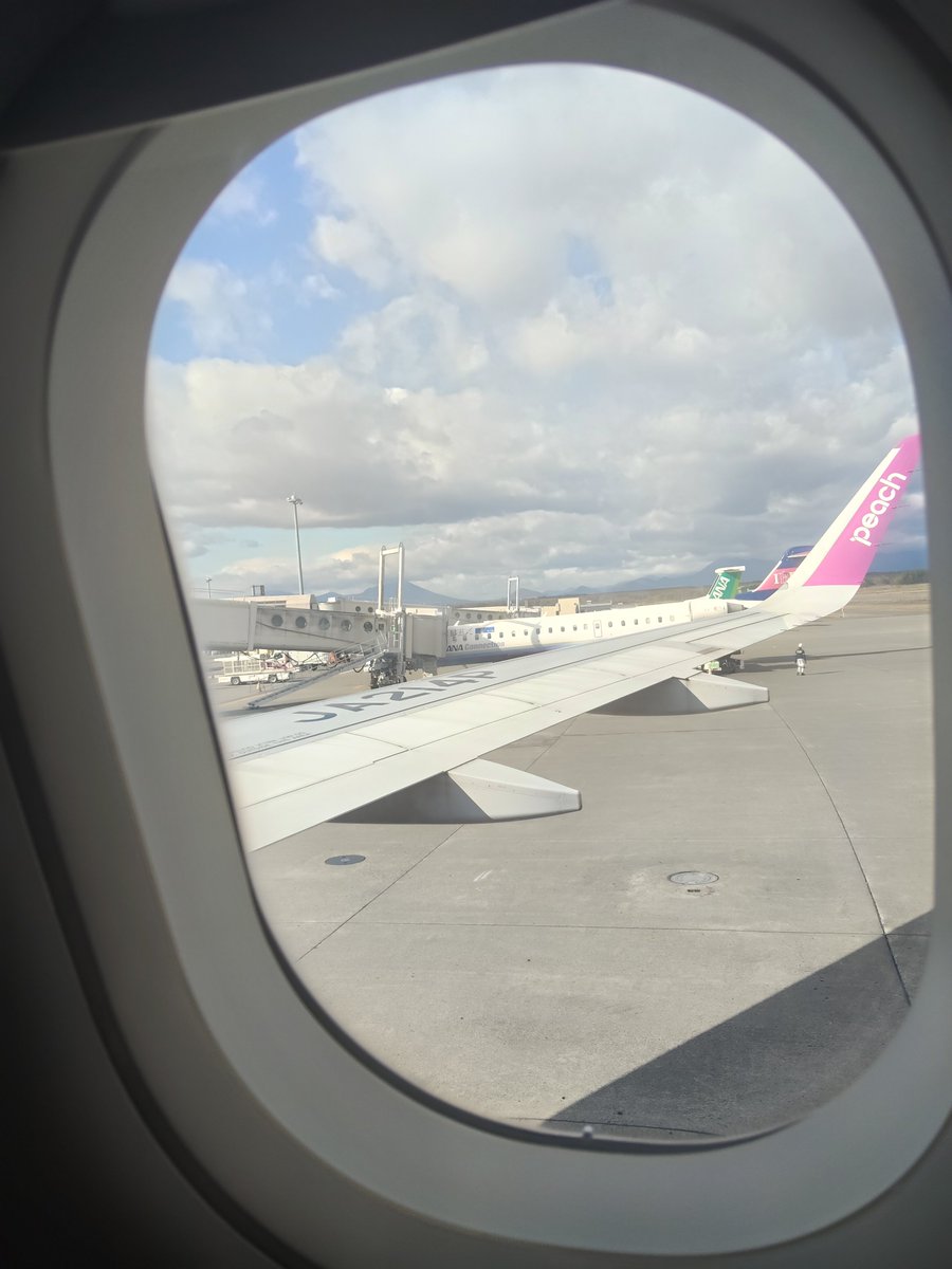 ayapi1106's tweet photo. 窓側だったー！
いってきまーす*(ˊᗜˋ*)و https://t.co/400t7Imqgx