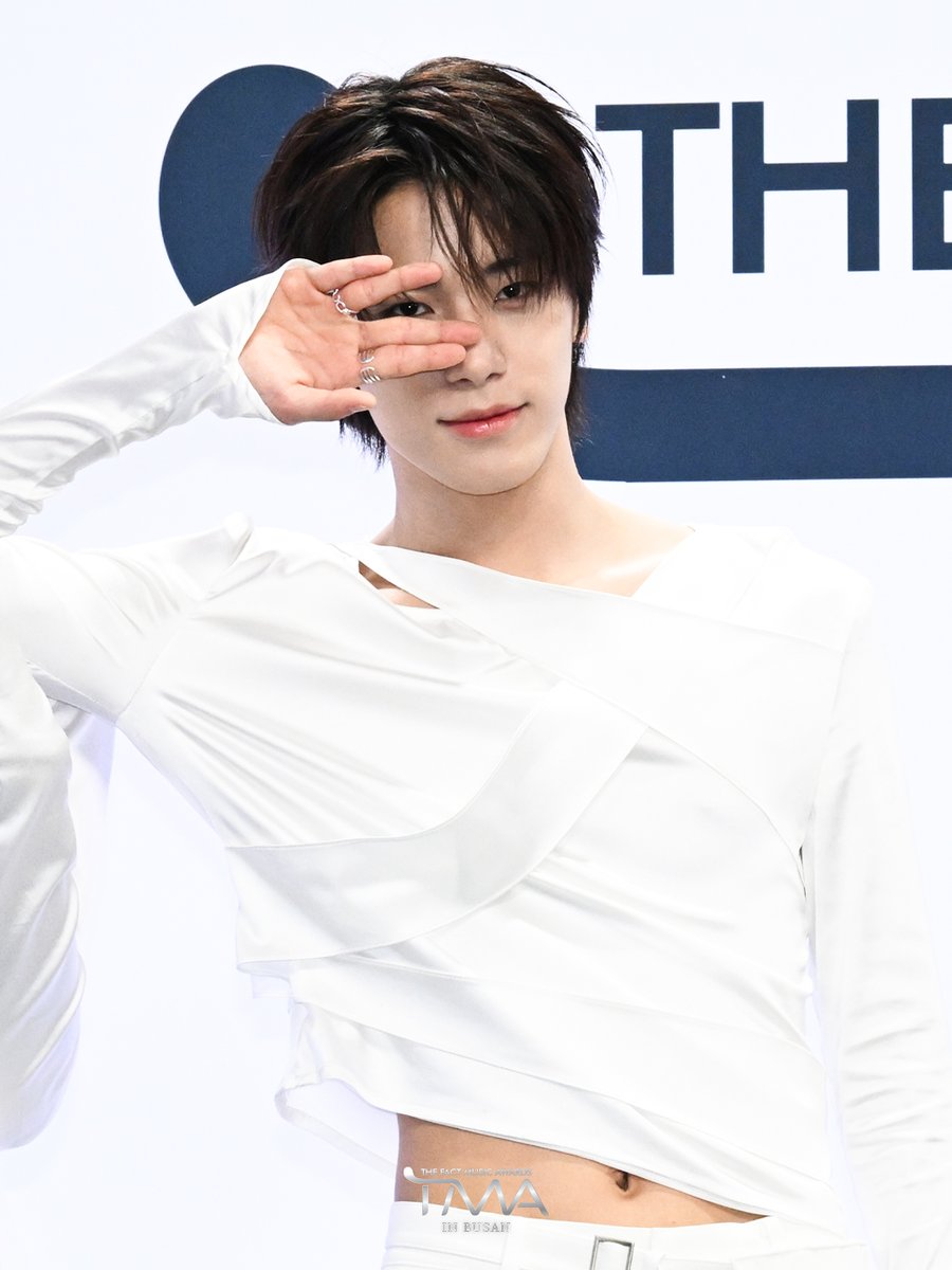 thefact_TMA's tweet photo. 📸 2026 TMA | #클로즈유어아이즈 #CLOSEYOUREYES

눈을 감아도 선명하게 남는 순간✨

섬세한 무드와 선명한 존재감으로
2026 THE FACT MUSIC AWARDS를 채운
CLOSE YOUR EYES.

그날의 반짝이는 순간을
사진으로 다시 만나보세요📸

#2026TMA #TMA #THEFACTMUSICAWARDS #더팩트뮤직어워즈 https://t.co/s8wrGgAyli